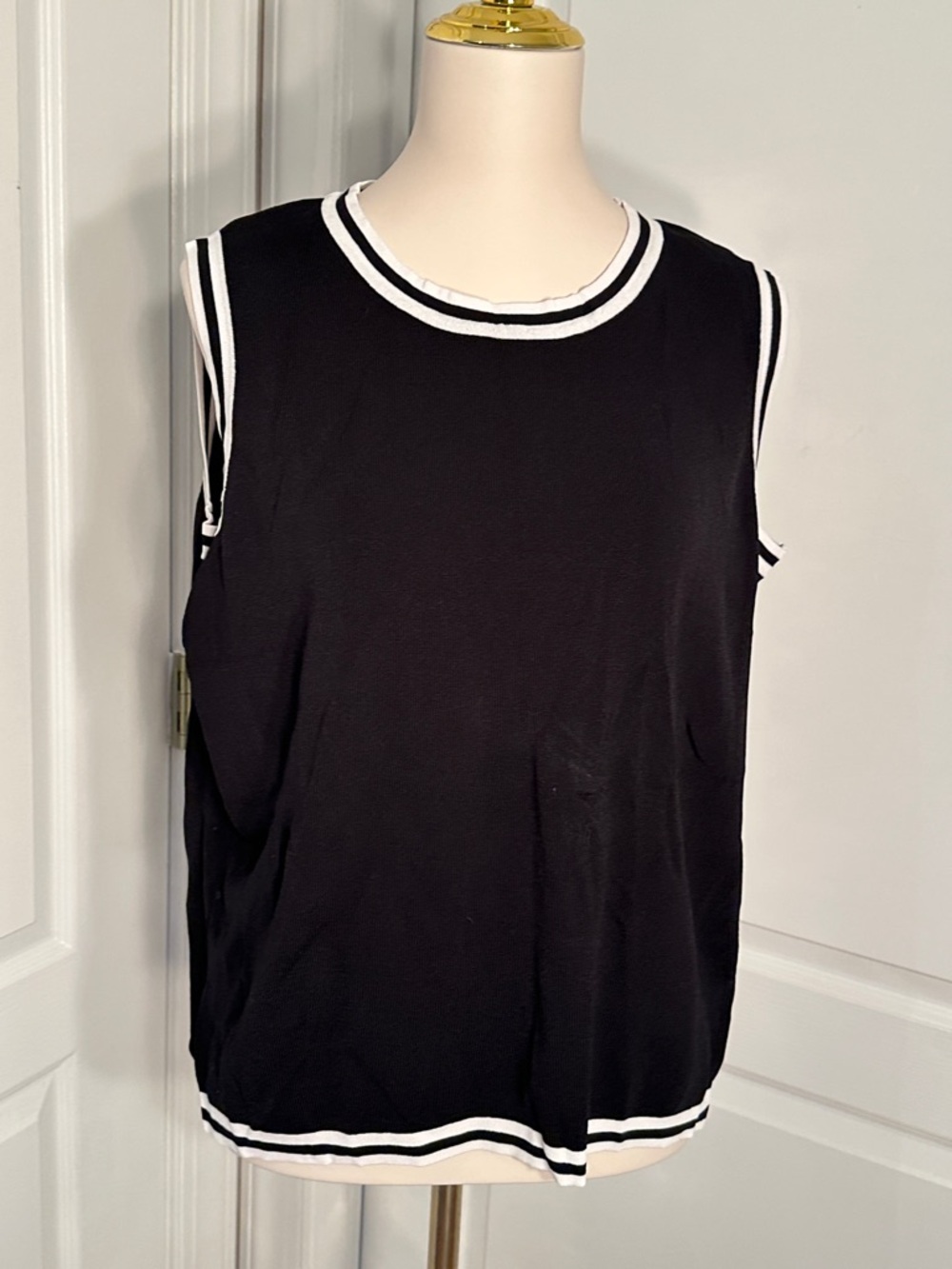 Dress Barn Women’s Sleeveless Black Knit Tank with White Trim Sz 14/16